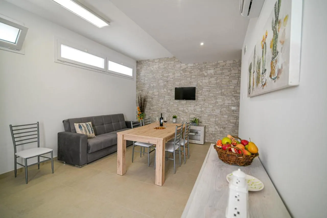 Apartment Laura Avola 0*,